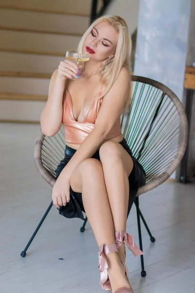 Ganska Vacker Blond Kvinna Bär Mode Kläder Guld Topp Och — Stockfoto