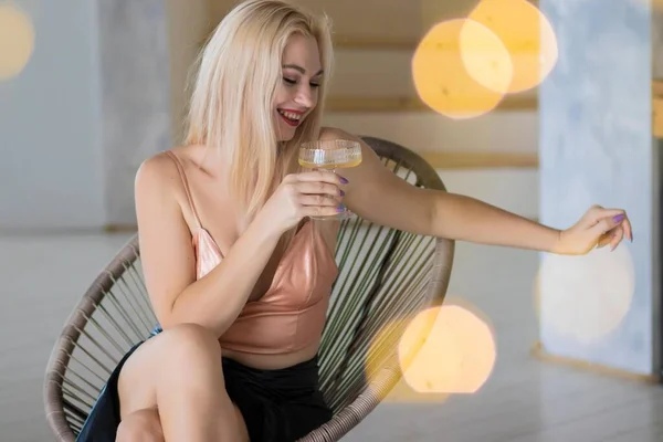 Pěkná Krásná Blondýnka Nosit Módní Oblečení Zlatý Top Černá Kožená — Stock fotografie