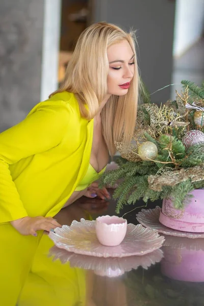 Szczęśliwa Młoda Blondynka Szampanem Świątecznej Kuchni — Zdjęcie stockowe