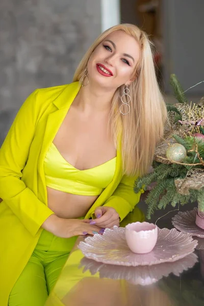 Glückliche Junge Blonde Frau Mit Champagner Auf Der Weihnachtsküche — Stockfoto