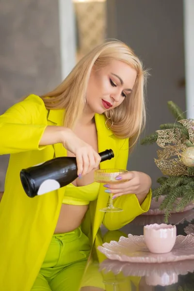 Glückliche Junge Blonde Frau Mit Champagner Auf Der Weihnachtsküche — Stockfoto