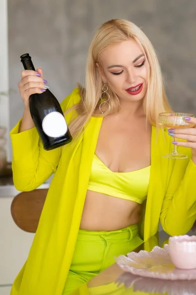 Glückliche Junge Blonde Frau Mit Champagner Auf Der Weihnachtsküche — Stockfoto