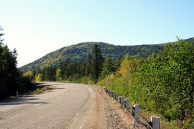 dağlar arasındaki yol
