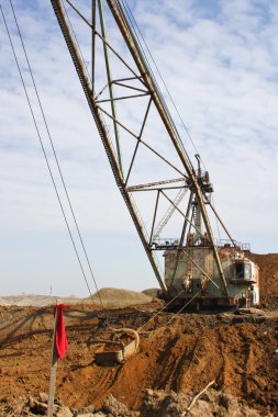 güçlü serpmek bir çukur kazıyor