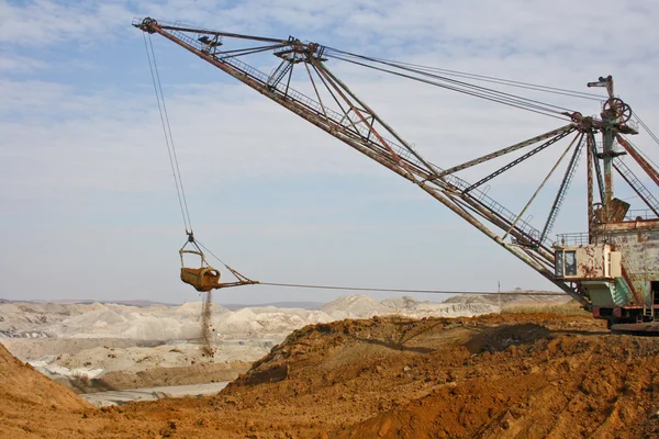 The powerful dredge digs a hole and transfers a ground to other place — Stock Photo, Image
