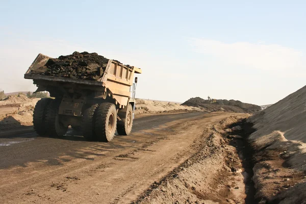 kömür taşıyan kamyon