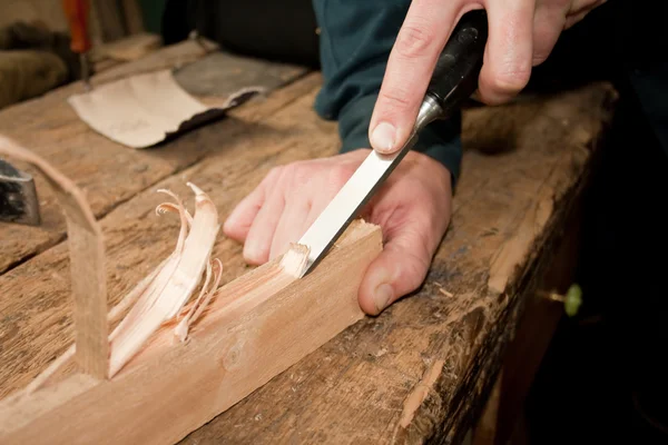 uzman marangoz kolları uçağa biniyor