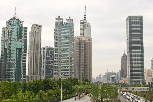 Kalbinde modern metropol sokak — Stok fotoğraf