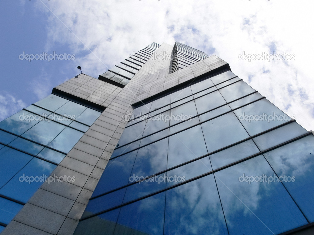 Ingot of glass and concrete, embodied in a beautiful building