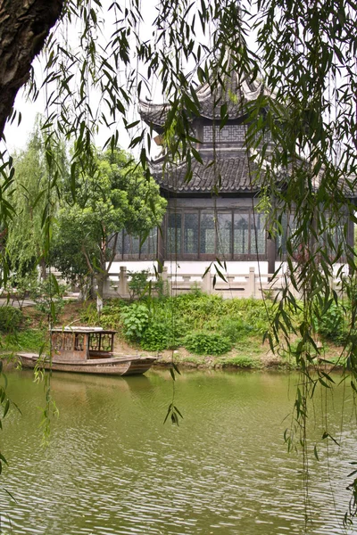 Tempel aan de oevers van de rivier — Stockfoto