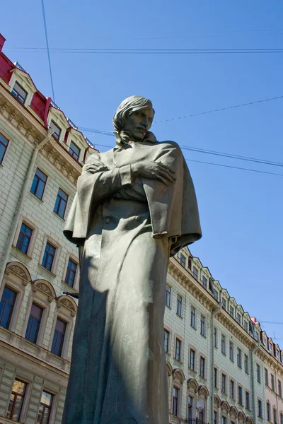 Het monument naar nikolai gogol. — Stockfoto