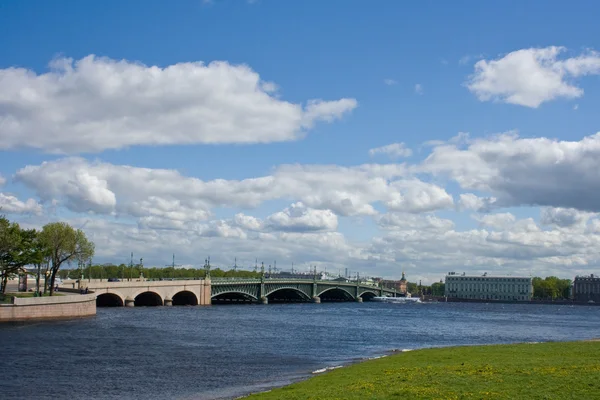 Puentes móviles sobre el río Neva. San Petersburgo. Rusia . —  Fotos de Stock