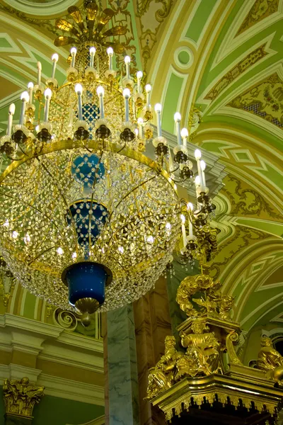 Una hermosa lámpara de araña de cristal en el palacio imperial. San Petersburgo. Rusia —  Fotos de Stock