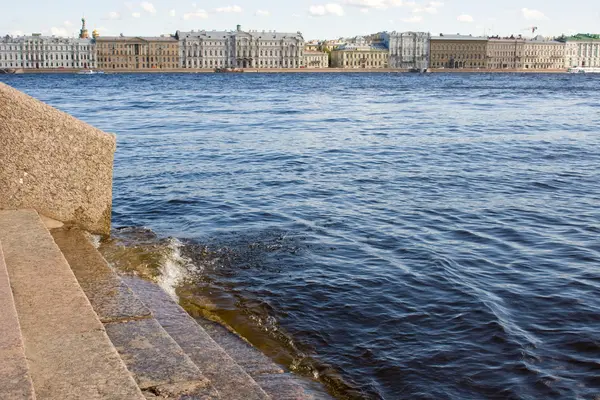 Terraplén del río Neva. Vista de la ciudad de San Petersburgo. Rusia . —  Fotos de Stock