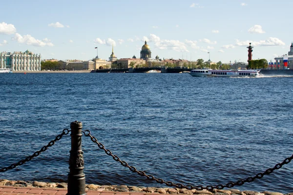 Terraplén del río Neva. Vista de la ciudad de San Petersburgo. Rusia . —  Fotos de Stock