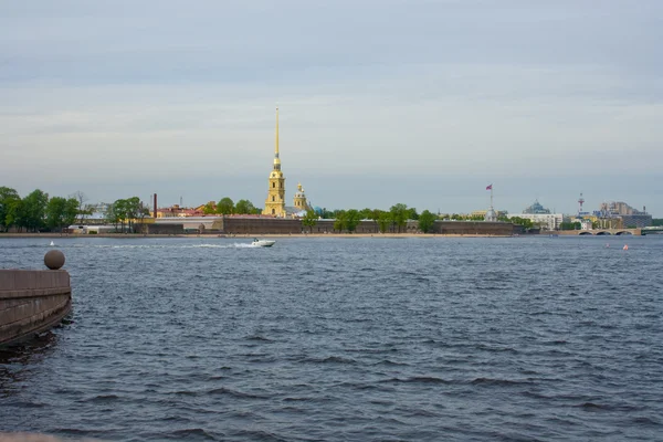 Río Neva. Ver Pedro y Pablo Fortaleza y el Palacio de Petrov. San Petersburgo. Rusia . —  Fotos de Stock