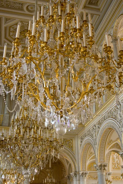 A császári palota gyönyörű kristály csillár. St. Petersburg. Oroszország — Stock Fotó
