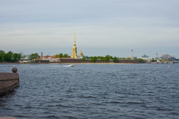 Река Нева. Вид на Петропавловскую крепость и Петроградский дворец. Санкт-Петербург. Россия . — стоковое фото