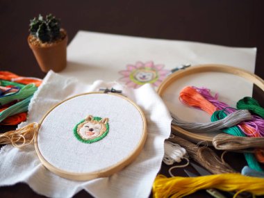 El işi nakış sanatları kadın hobisi shiba köpek çiçek desenli el yapımı odaklanma.