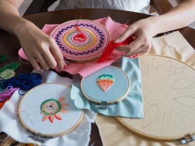 Sanatçı evinde yaşayan uzay kadını hobi olarak el işi nakış işleme mandala ruhsal akıl sağlığı zihin sağlığı deseni el yapımı tasarımı resim sanatları atölyesi seçici odaklanma