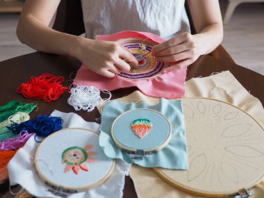 Sanatçı evinde yaşayan uzay kadını hobi olarak el işi nakış işleme mandala ruhsal akıl sağlığı zihin sağlığı deseni el yapımı tasarımı resim sanatları atölyesi seçici odaklanma