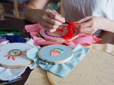 Sanatçı evinde yaşayan uzay kadını hobi olarak el işi nakış işleme mandala ruhsal akıl sağlığı zihin sağlığı deseni el yapımı tasarımı resim sanatları atölyesi seçici odaklanma