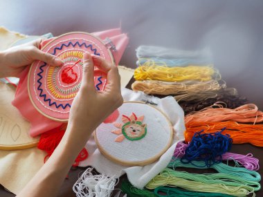 Sanatçı evinde yaşayan uzay kadını hobi olarak el işi nakış işleme mandala ruhsal akıl sağlığı zihin sağlığı deseni el yapımı tasarımı resim sanatları atölyesi seçici odaklanma