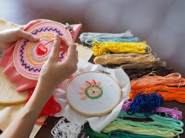 Sanatçı evinde yaşayan uzay kadını hobi olarak el işi nakış işleme mandala ruhsal akıl sağlığı zihin sağlığı deseni el yapımı tasarımı resim sanatları atölyesi seçici odaklanma