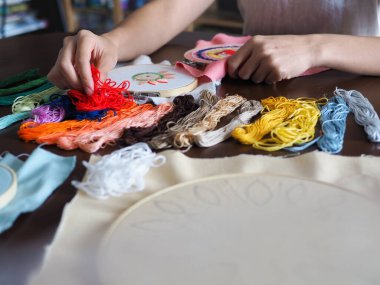 Sanatçı evinde yaşayan uzay kadını hobi olarak el işi nakış işleme mandala ruhsal akıl sağlığı zihin sağlığı deseni el yapımı tasarımı resim sanatları atölyesi seçici odaklanma