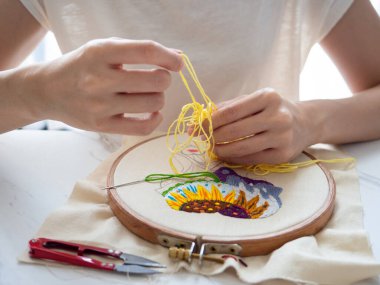 El nakışı hobisi insan kafası akıl sağlığı ruhsal sanat terapisi psikolojisi iyileştirici çakra vücut bipolar bozukluğu çizim tasarımı tekstil el işi seçildi.