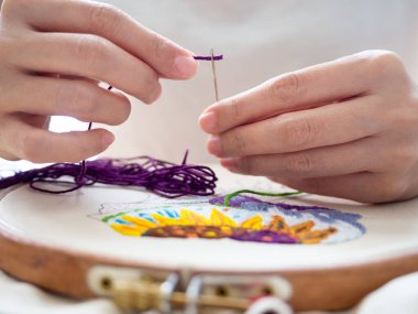 El nakışı hobisi insan kafası akıl sağlığı ruhsal sanat terapisi psikolojisi iyileştirici çakra vücut bipolar bozukluğu çizim tasarımı tekstil el işi seçildi.