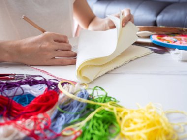 Tasarımcı el işi nakış hobisi tekstil dokusu el yapımı akıl sağlığı ruhsal sanat terapisi iyileştirme illüstrasyon tasarımı el işi seçilmiş odak