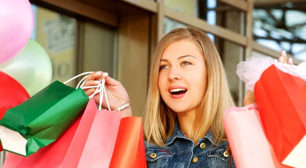 Feliz mulher compras e segurando sacos — Fotografia de Stock