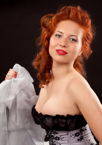 Aantrekkelijke pin-up girl poseren op zwarte achtergrond — Stockfoto