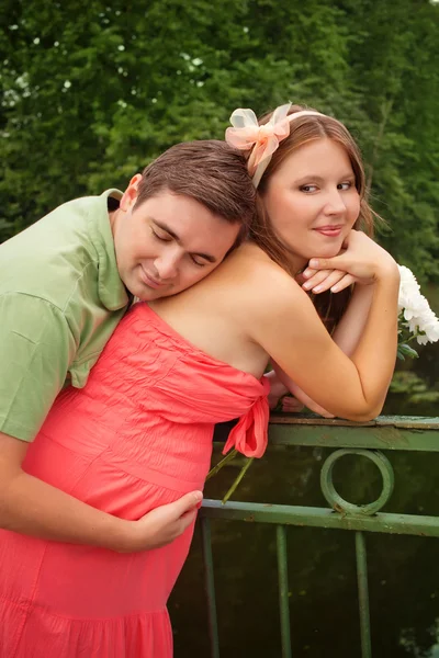 Man hugging his pregnant wife — Stock Photo, Image