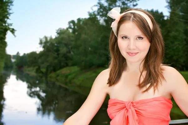 Schöne schwangere Frau entspannt sich auf der Brücke — Stockfoto