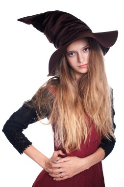 Halloween cadı kostümü giyen genç kız