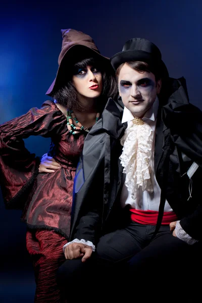 Homme et femme vêtus comme vampire et sorcière . — Photo