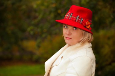 Olgun kadın giyiyor retro keçe şapka ve yün ceket. Açık