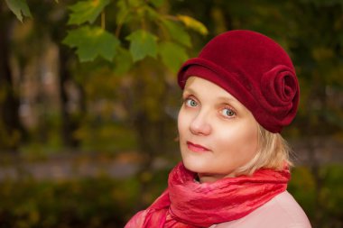 Olgun kadın giyiyor retro keçe şapka ve yün ceket. Açık