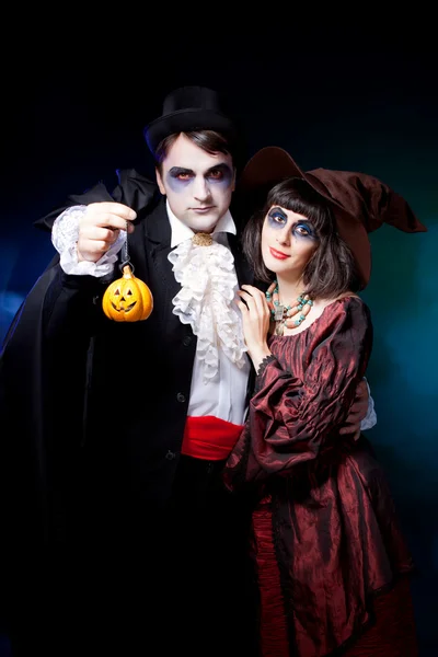 Vampir olarak giyen ve hamile kadın ve erkek cadı. hallowe