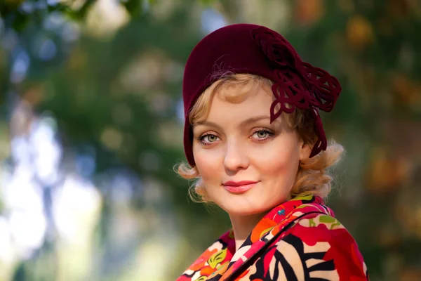 Donna con cappello in feltro retrò. All'aperto — Foto Stock