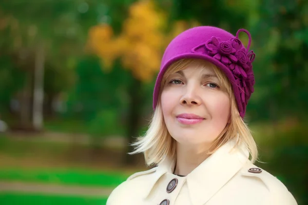 Volwassen vrouw dragen retro voelde hoed en wol vacht. buiten — Stockfoto