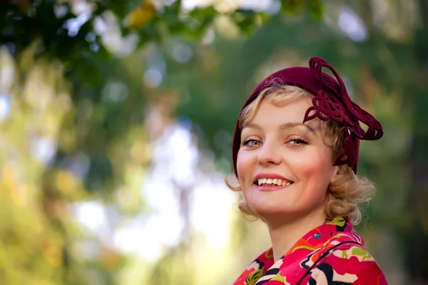 Vrouw dragen retro voelde hoed en wol vacht. buiten — Stockfoto