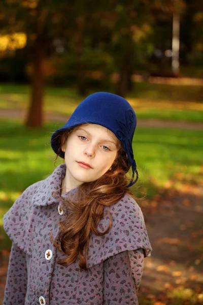 Girl wearing retro felt hat and . Outdoor — Stock Photo, Image