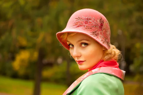 Mujer con sombrero de fieltro retro y abrigo de lana. Exterior — Foto de Stock
