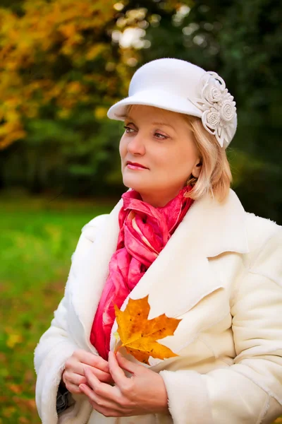 Mature woman wearing retro felt hat and wool coat . Outdoor — Stock Photo, Image