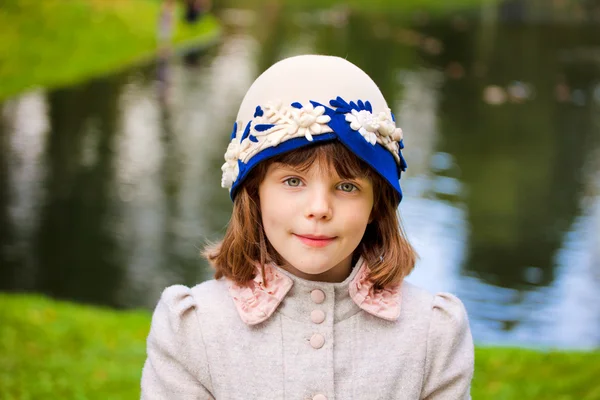 Dívka, která nosí retro plstěný klobouk a. venkovní — Stock fotografie