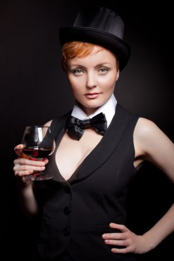 kadın giyen erkek giysi gibi adam ol. aktris