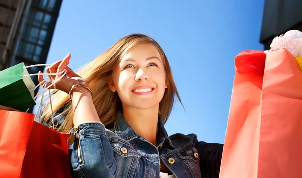 Mujer feliz comprando y sosteniendo bolsas — Foto de Stock